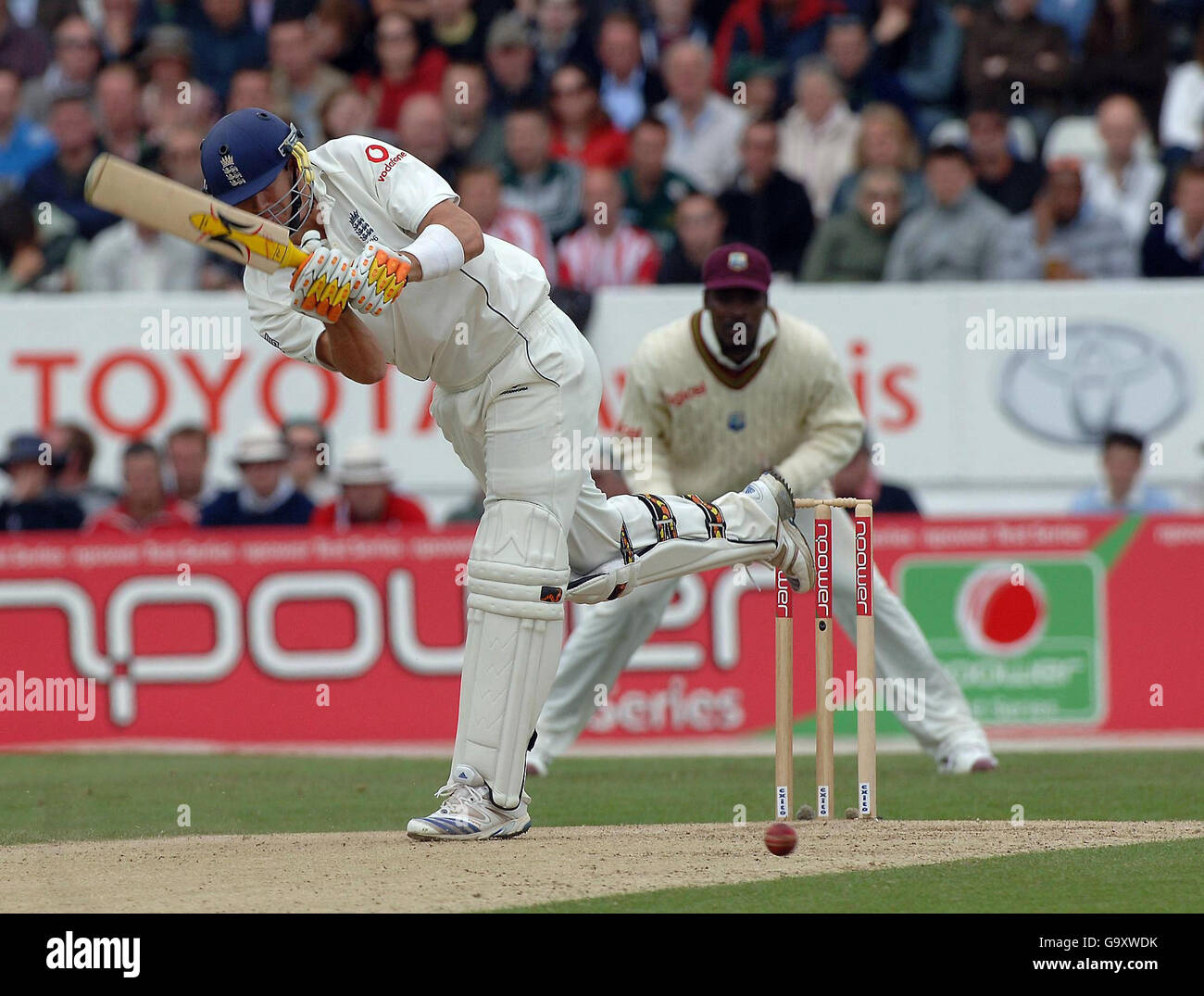 Kevin Pietersen, en Angleterre, a atteint une limite contre les Antilles au cours de la deuxième journée du deuxième match de npower Test au terrain de cricket de Headingley, à Leeds. Banque D'Images