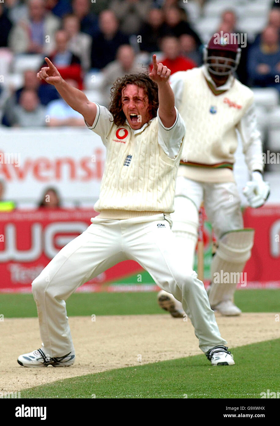 Le Ryan Sidebottom d'Angleterre célèbre le cricket de Chris Gayle de West Indie lors de la deuxième journée du deuxième match de npower Test au terrain de cricket de Headingley, à Leeds. Banque D'Images