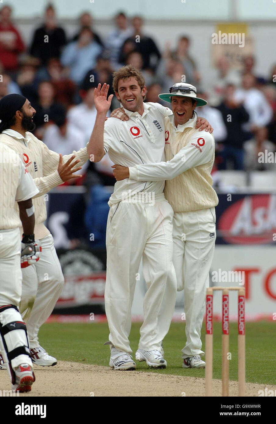 Le capitaine Michael Vaughan (au centre) félicite Liam Plunkett (deuxième à partir de la gauche) d'Angleterre après avoir pris le cricket du Devon Smith de West Indie pendant la deuxième journée du deuxième match de npower Test au terrain de cricket de Headingley, à Leeds. Banque D'Images