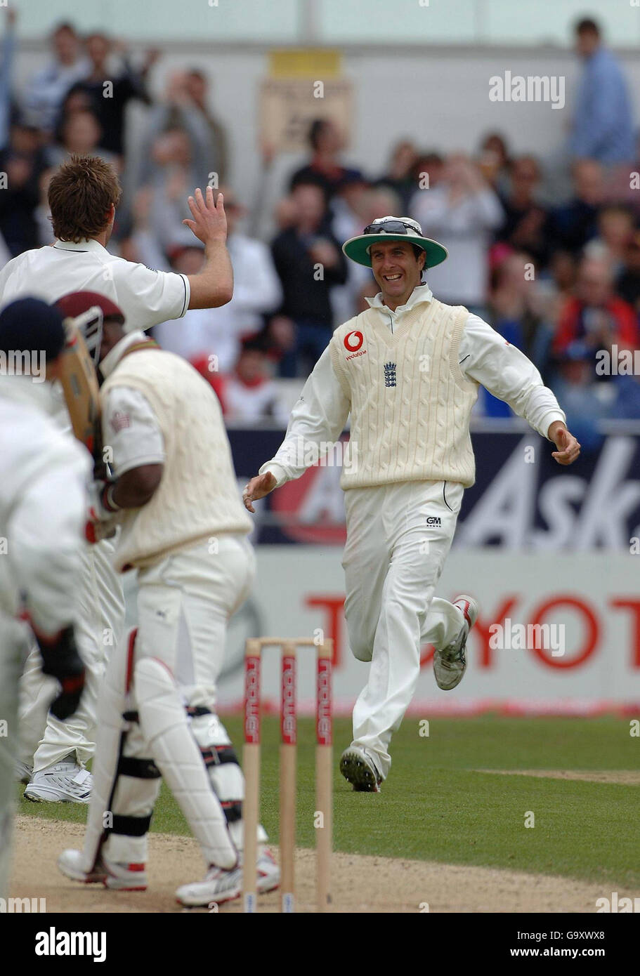 Liam Plunkett (à gauche), en Angleterre, est félicité par le capitaine Michael Vaughan après avoir pris le cricket de Devon Smith, de West Indie, lors de la deuxième journée du deuxième match de npower Test au terrain de cricket de Headingley, à Leeds. Banque D'Images