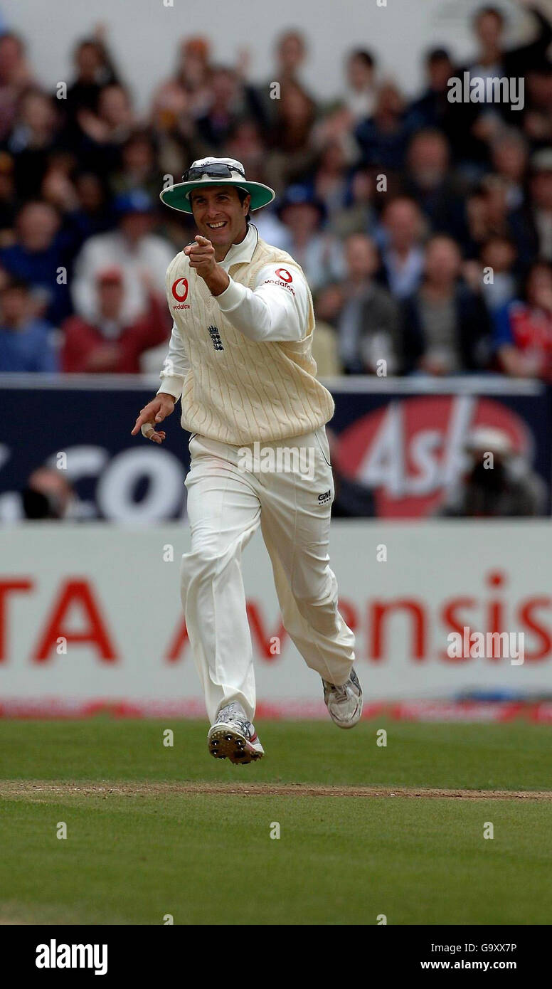 Le capitaine de cricket de l'Angleterre Michael Vaughan célèbre après le cricket de Devon Smith de West Indie pendant la deuxième journée du deuxième match de npower Test au terrain de cricket de Headingley, à Leeds. Banque D'Images