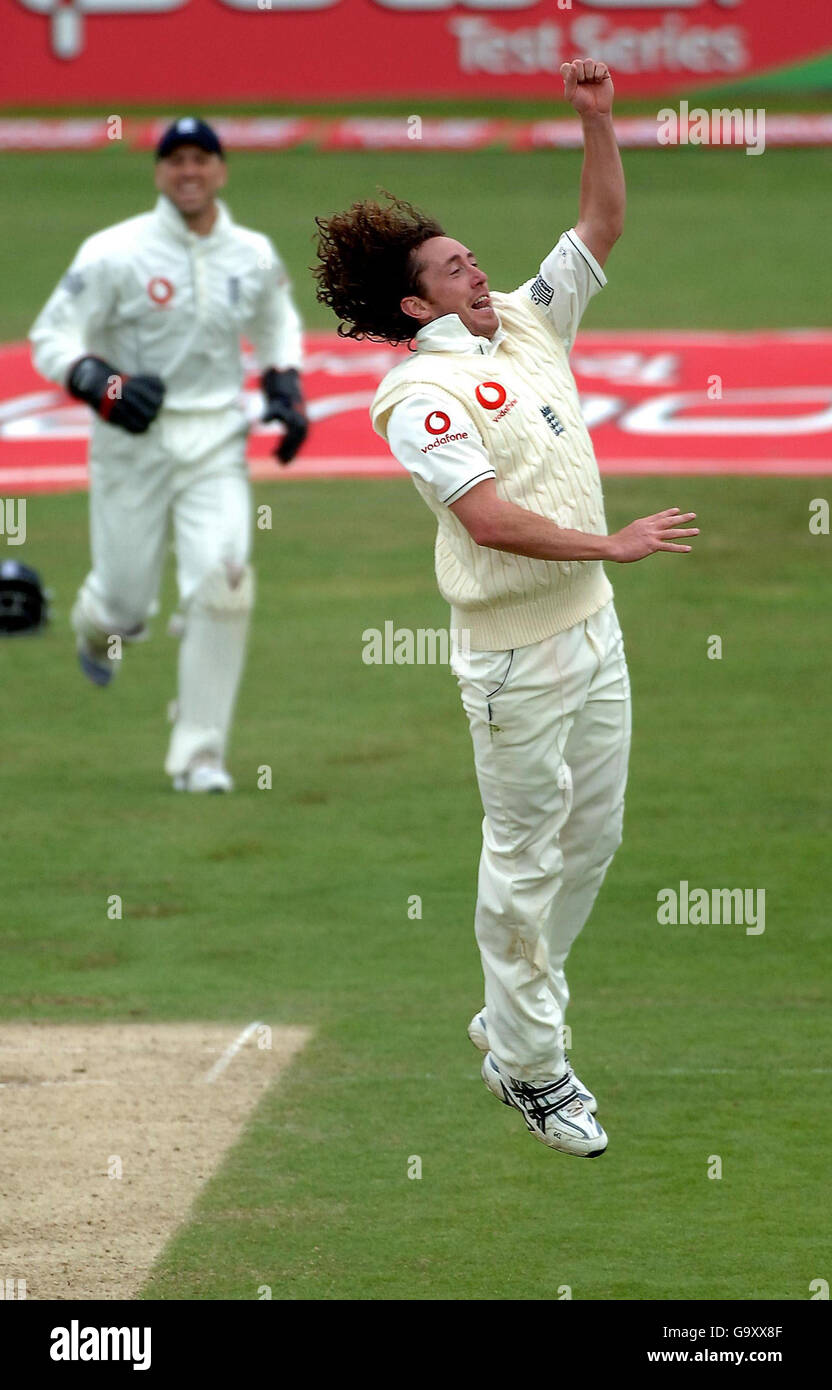 Ryan Sidebottom, en Angleterre, célèbre la prise du cricket des West Indies Dwayne Bravolors de la deuxième journée du deuxième match de npower Test au stade de cricket de Headingley, à Leeds. Banque D'Images