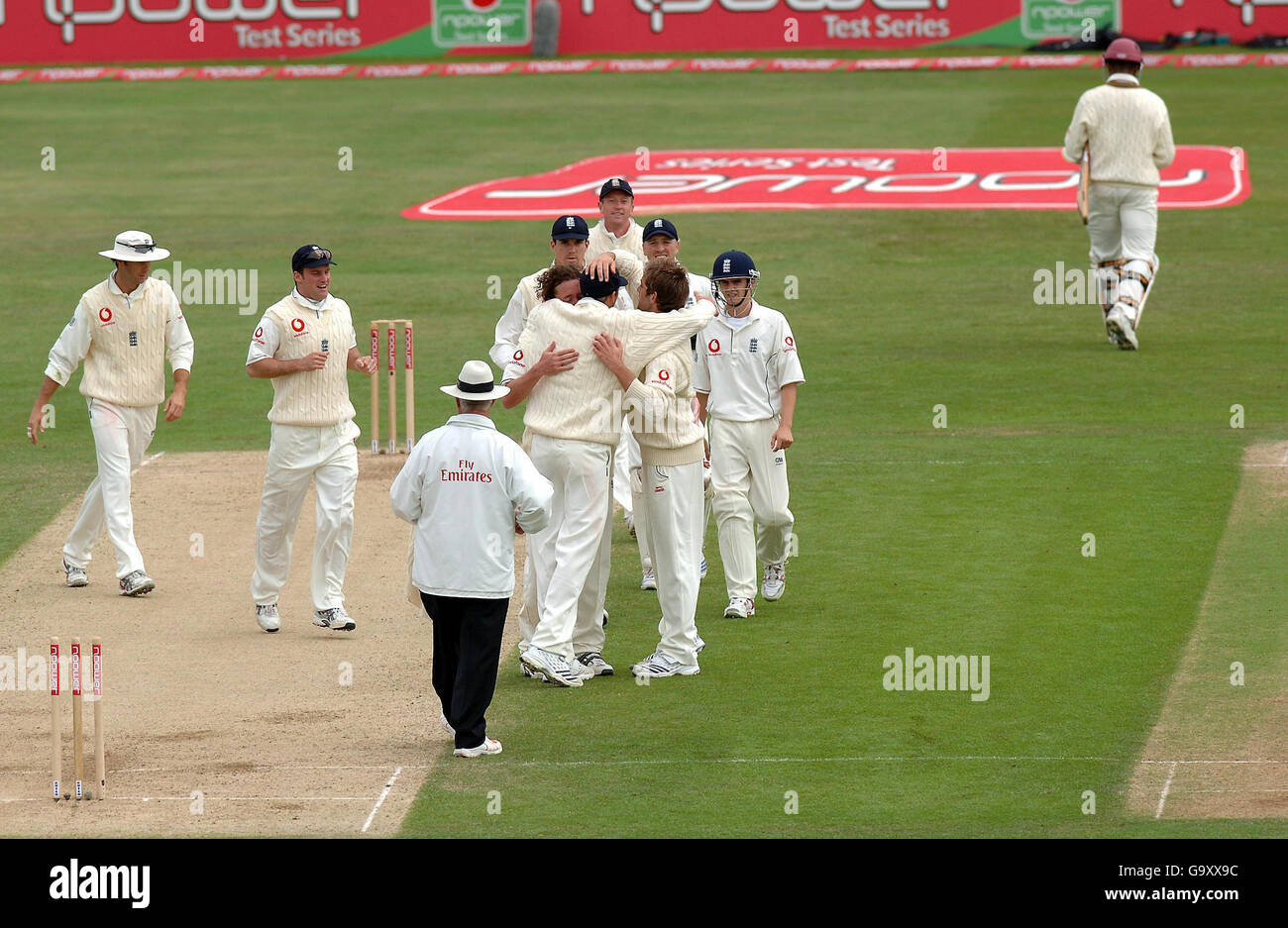 Les joueurs d'Angleterre célèbrent la fin des gains des West Indies lors du deuxième jour du deuxième match du npower Test au terrain de cricket de Headingley, à Leeds. Banque D'Images