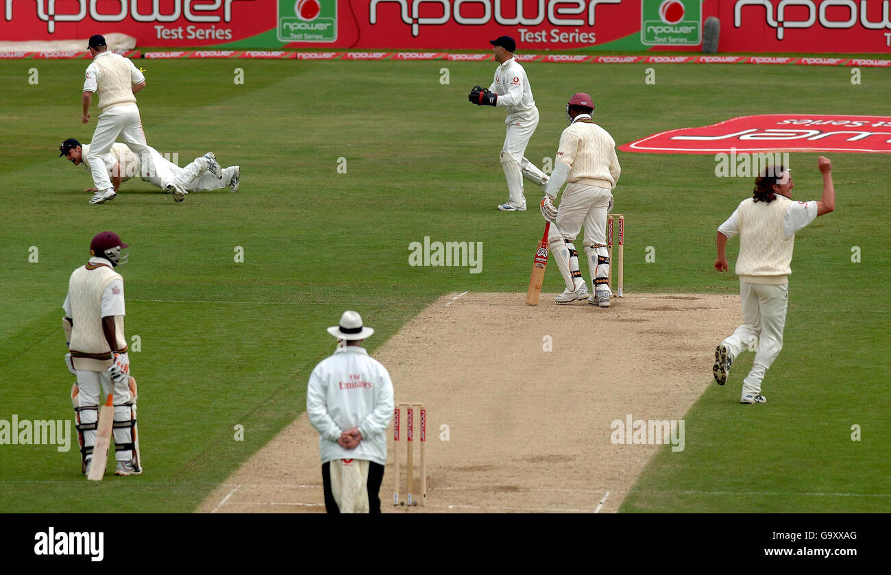 L'Angleterre se fête alors que Corey Collymore de West Indie est attrapé par Andrew Strauss au large du bowling de Ryan Sidebottom (à droite) pendant le deuxième jour du deuxième match de npower Test au terrain de cricket de Headingley, à Leeds. Banque D'Images