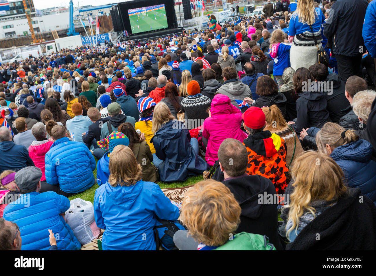 Regarder le soccer fans l'Euro 2016 contre l'Angleterre de l'Islande, Reykjavik, Islande Banque D'Images