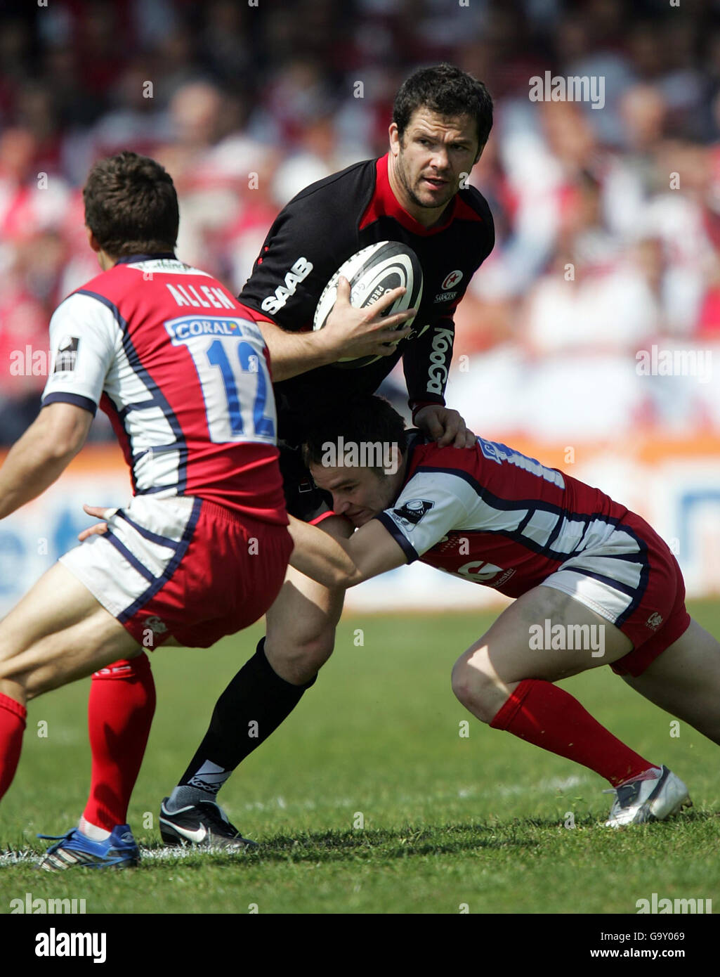 Andy Farrell de Saracens est attaqué par Ryan Lamb de Gloucester lors du match de semi-finale de Guinness Premiership à Kingsholm, Gloucester. Banque D'Images