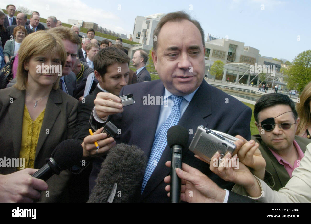 Alex Salmond, dirigeant du SNP, et d'autres DSPS du SNP, s'adressant aux médias en dehors du Parlement écossais à Édimbourg. Banque D'Images
