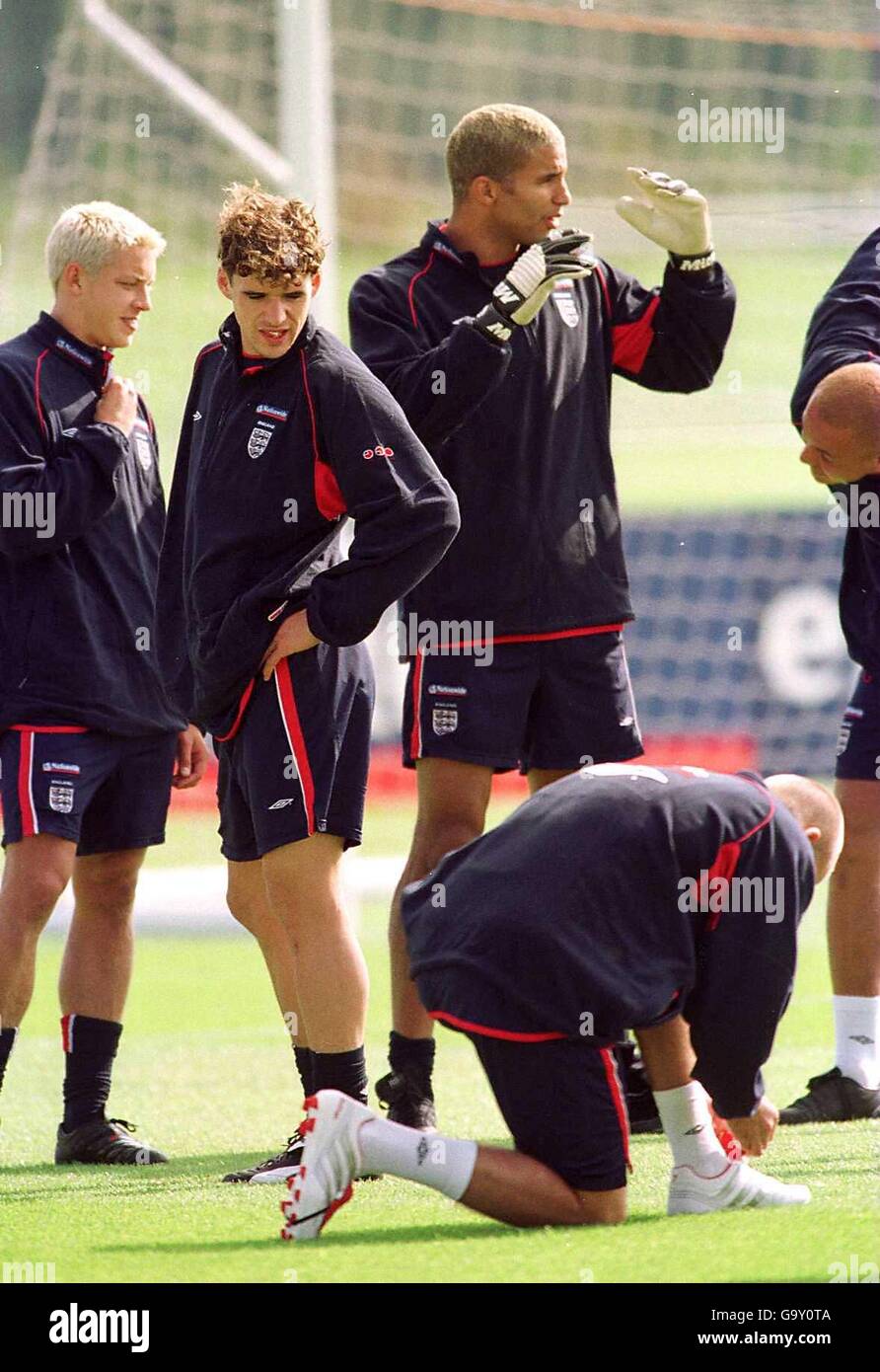 Owen Hargreaves, Angleterre (regarder vers le bas) Regarde son idole David  Beckham en train de mettre ses lacets de chaussures en place Photo Stock -  Alamy