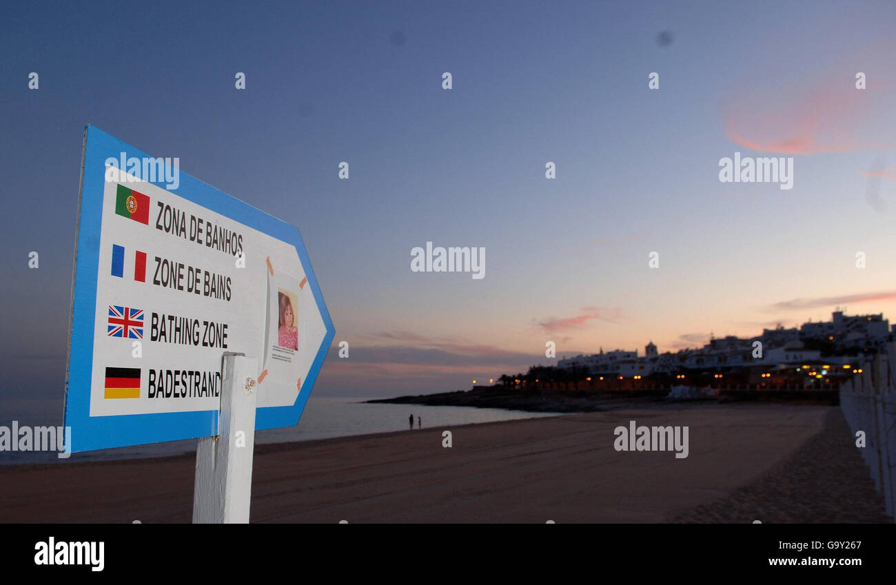 Un panneau pour obtenir des informations sur Madeleine McCann - qui aura quatre ans samedi - à Praia Da Luz, Portugal. Banque D'Images