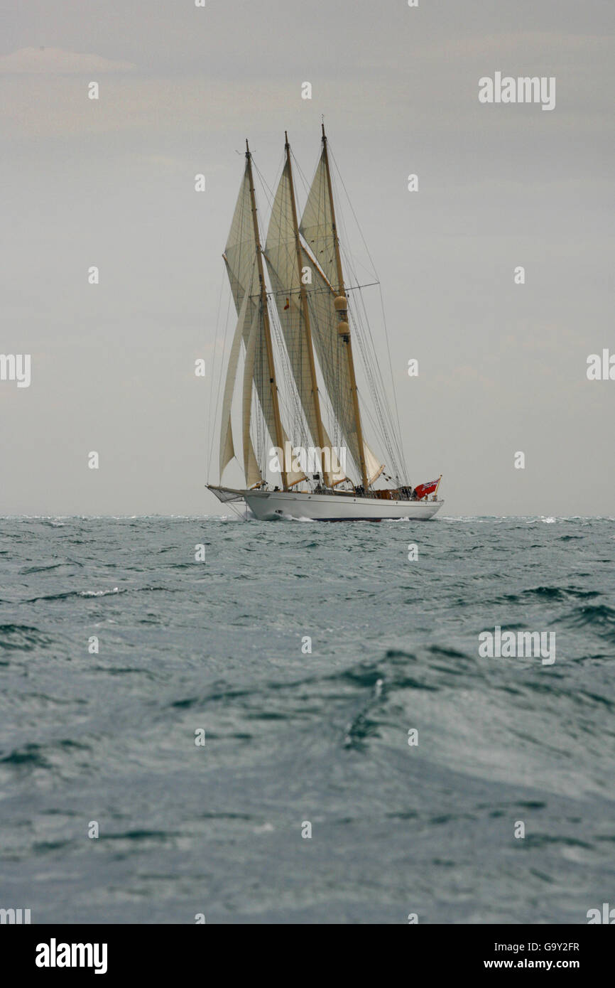 Le yacht britannique Adix fait une croisière sur la Méditerranée lors de la course pour la coupe de l'Amérique à Valence, en Espagne. Banque D'Images