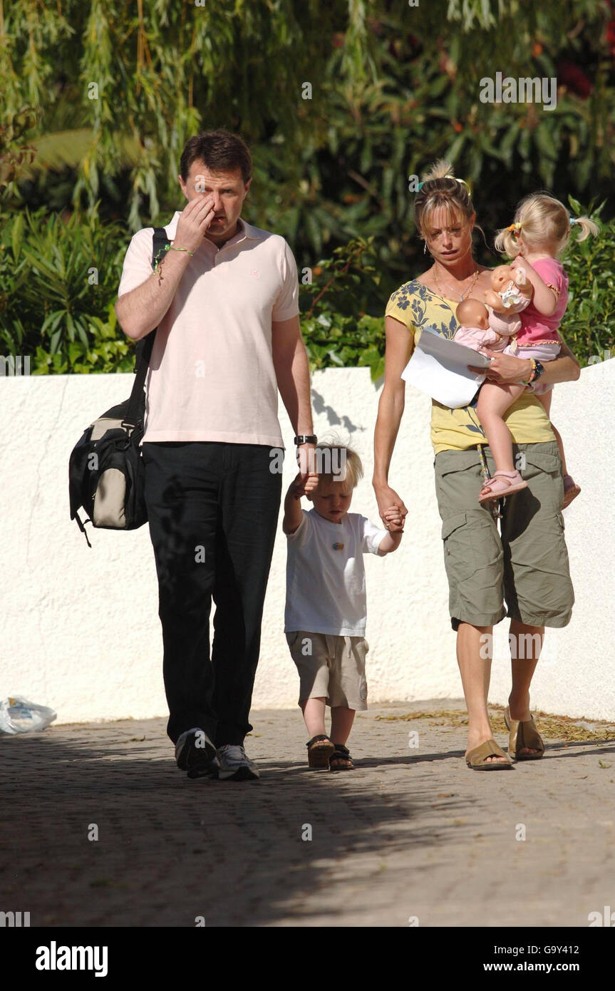 Kate McCann porte une photo de sa fille manquante Madeleine alors qu'elle tient la main de son fils Sean et porte sa fille Amelie, comme elle et son mari Gerry les emportent dans une crèche à Praia Da Luz, Portugal. Banque D'Images