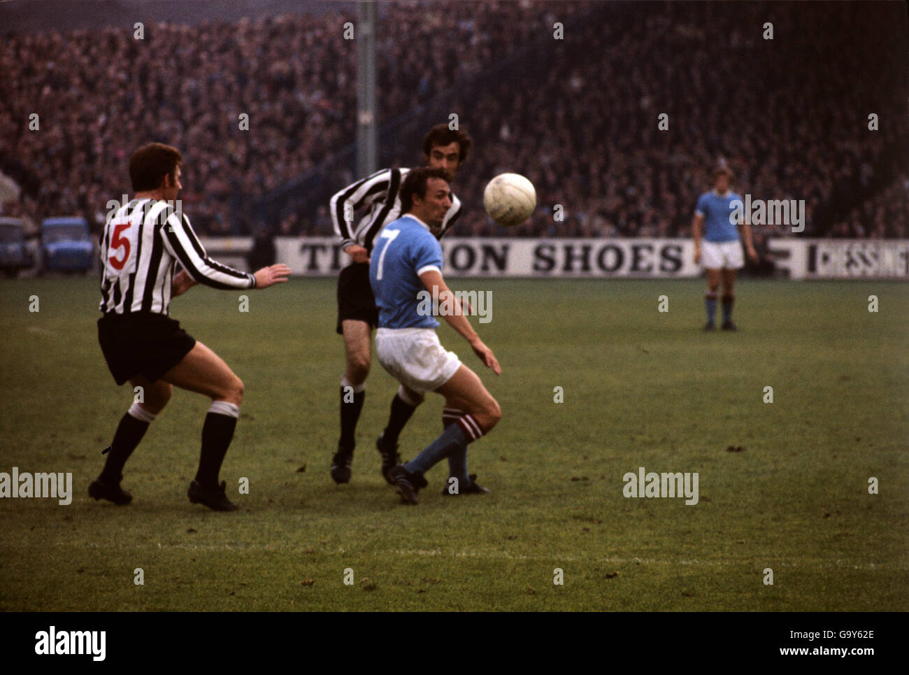 Football - League Division One - Manchester City / Newcastle United - Maine Road.Mike Summerbee de Manchester City détient Newcastles Ollie Barton et Tommy Gibb Banque D'Images