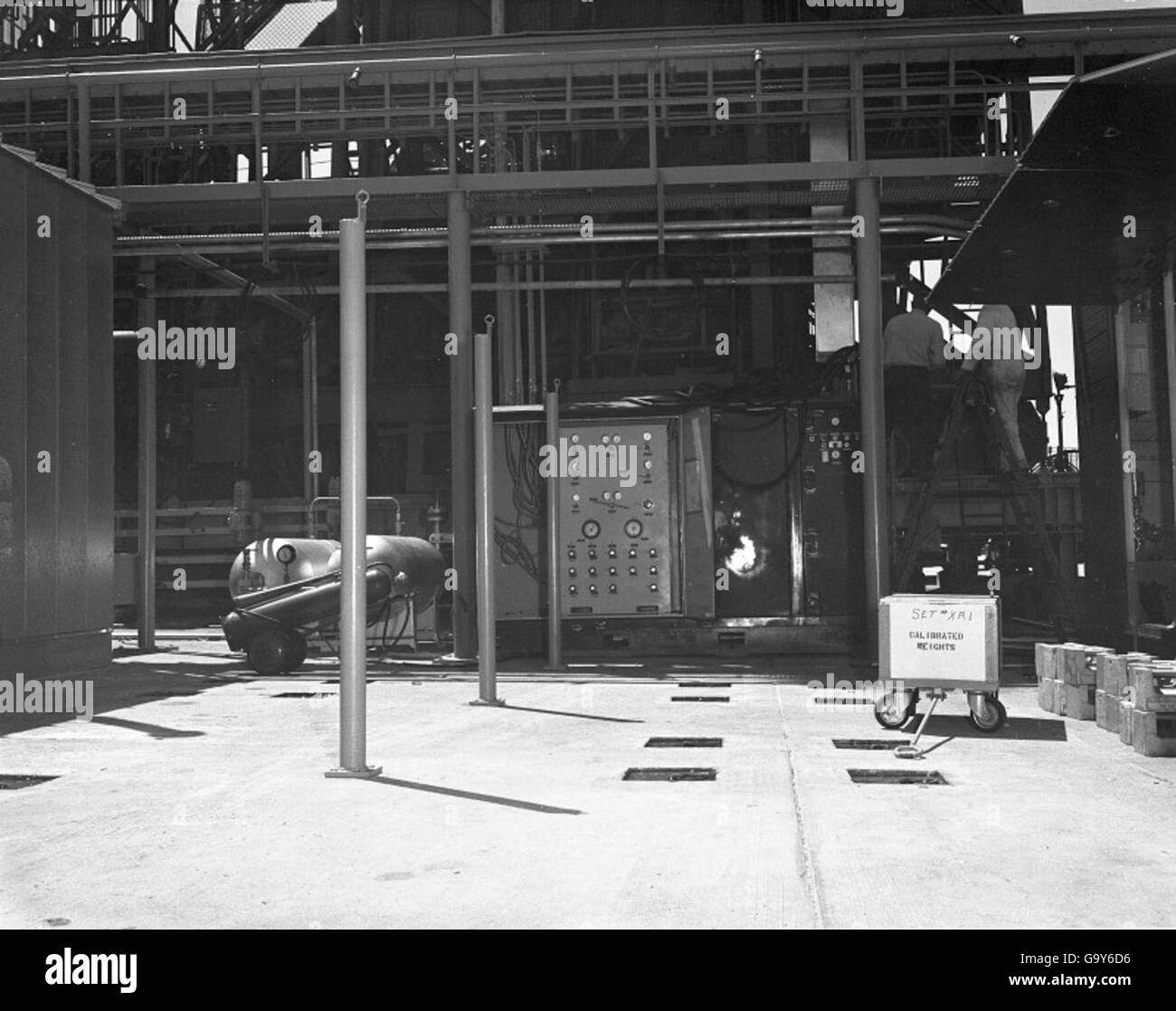 GD Astronautics effectuant des essais sur simulateur d'espace libre avec un sujet en mouvement, daté du 15 décembre 1965, illustrant les premières méthodes d'entraînement des astronautes. Banque D'Images