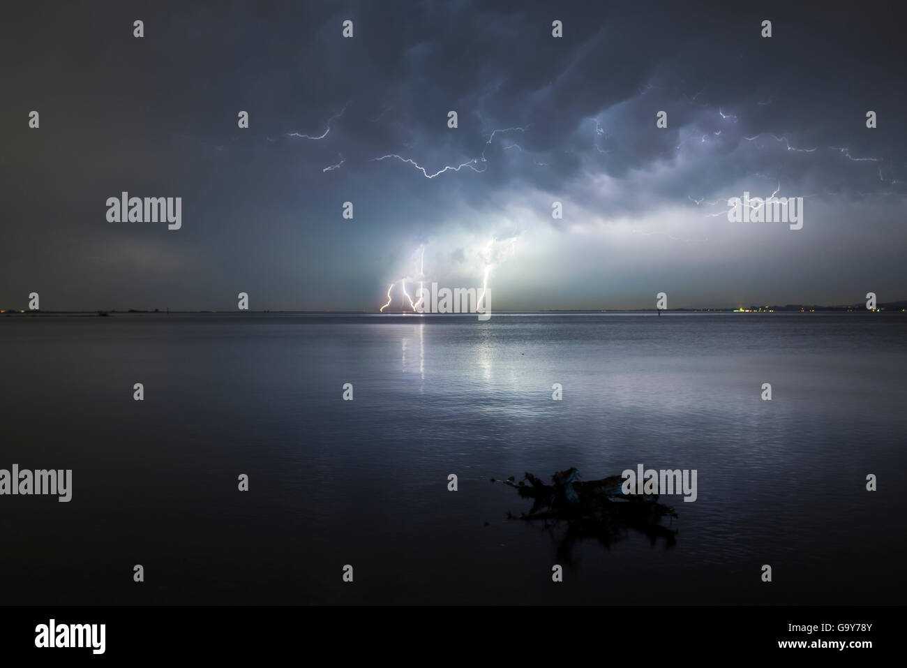 Orage avec des éclairs multiples, le lac de Constance, près de Bregenz, Autriche Banque D'Images