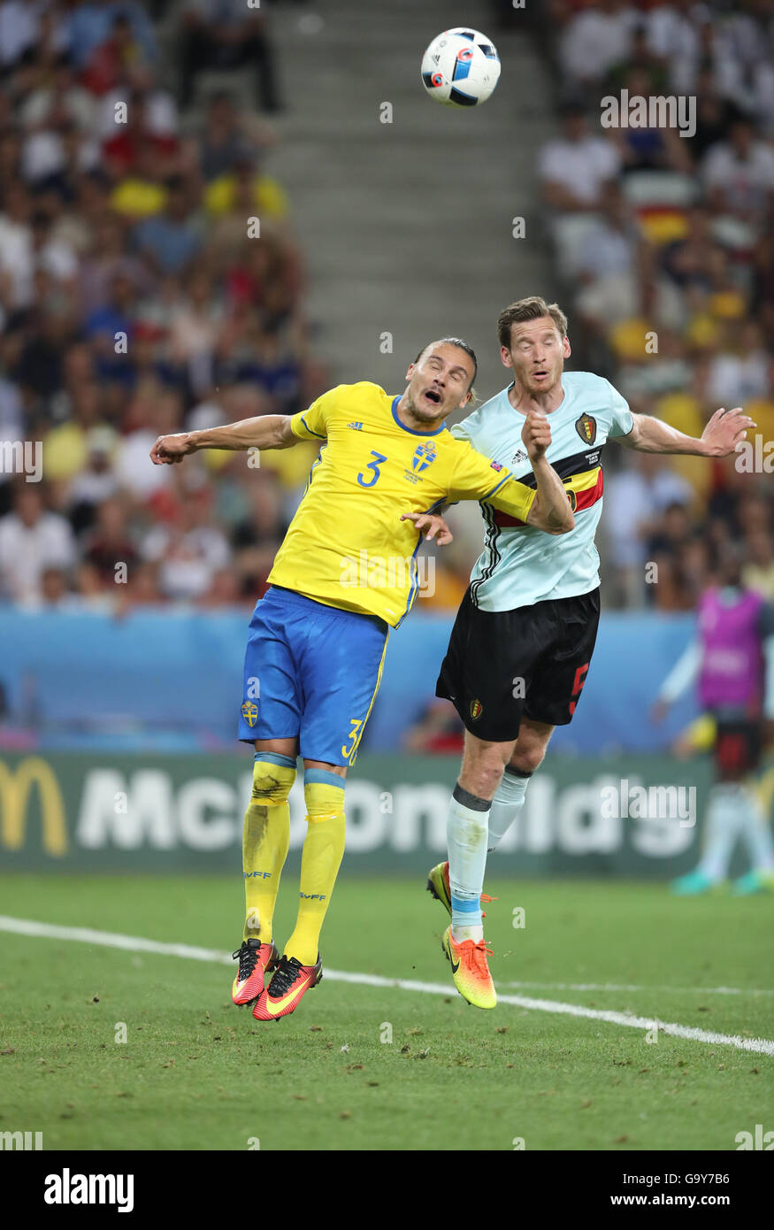 Erik Johansson de Suède (L) lutte pour une balle avec Jan Vertonghen de Belgique durant leur jeu UEFA EURO 2016 Banque D'Images