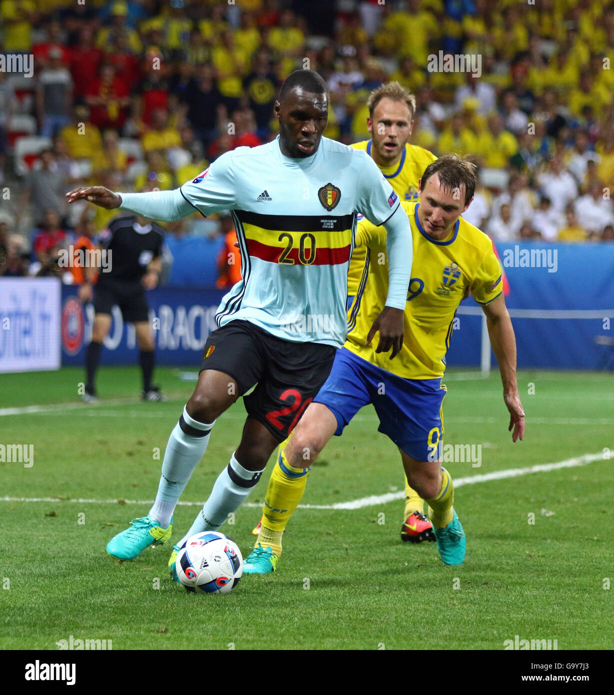 Christian Benteke de Belgique (L) lutte pour une balle avec Kim Kallstrom de la Suède au cours de leur jeu UEFA EURO 2016 Banque D'Images