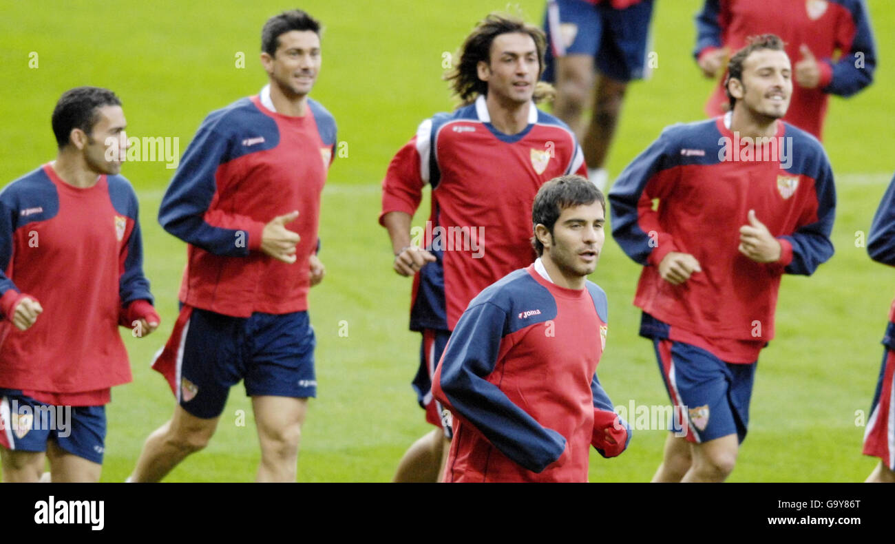 Les joueurs de Séville s'échauffent lors d'une séance d'entraînement à Hampden Park, Glasgow. Banque D'Images