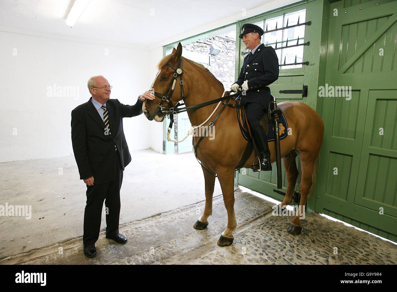 Tanaiste Michael McDowell TD parle au Sgt. Brendan Duffy et Tiarnan lors de l'ouverture de la nouvelle Garda Mounted Unit City Centre stables dans le centre de Dublin. Banque D'Images