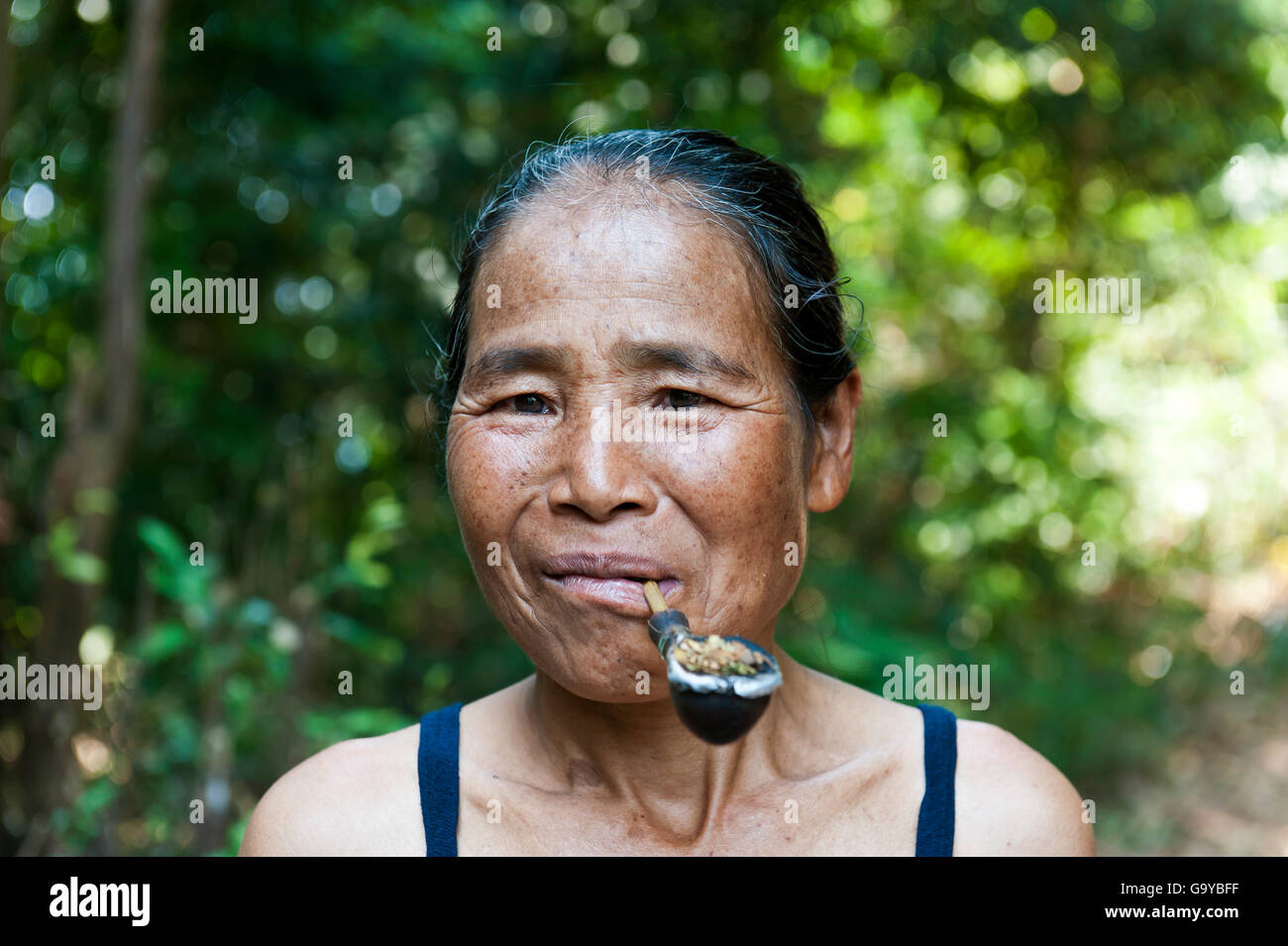 Femme avec tuyau en bouche, de l'ethnie Khmu, portrait, Ban Nalan, Province de Luang Namtha, Laos Banque D'Images