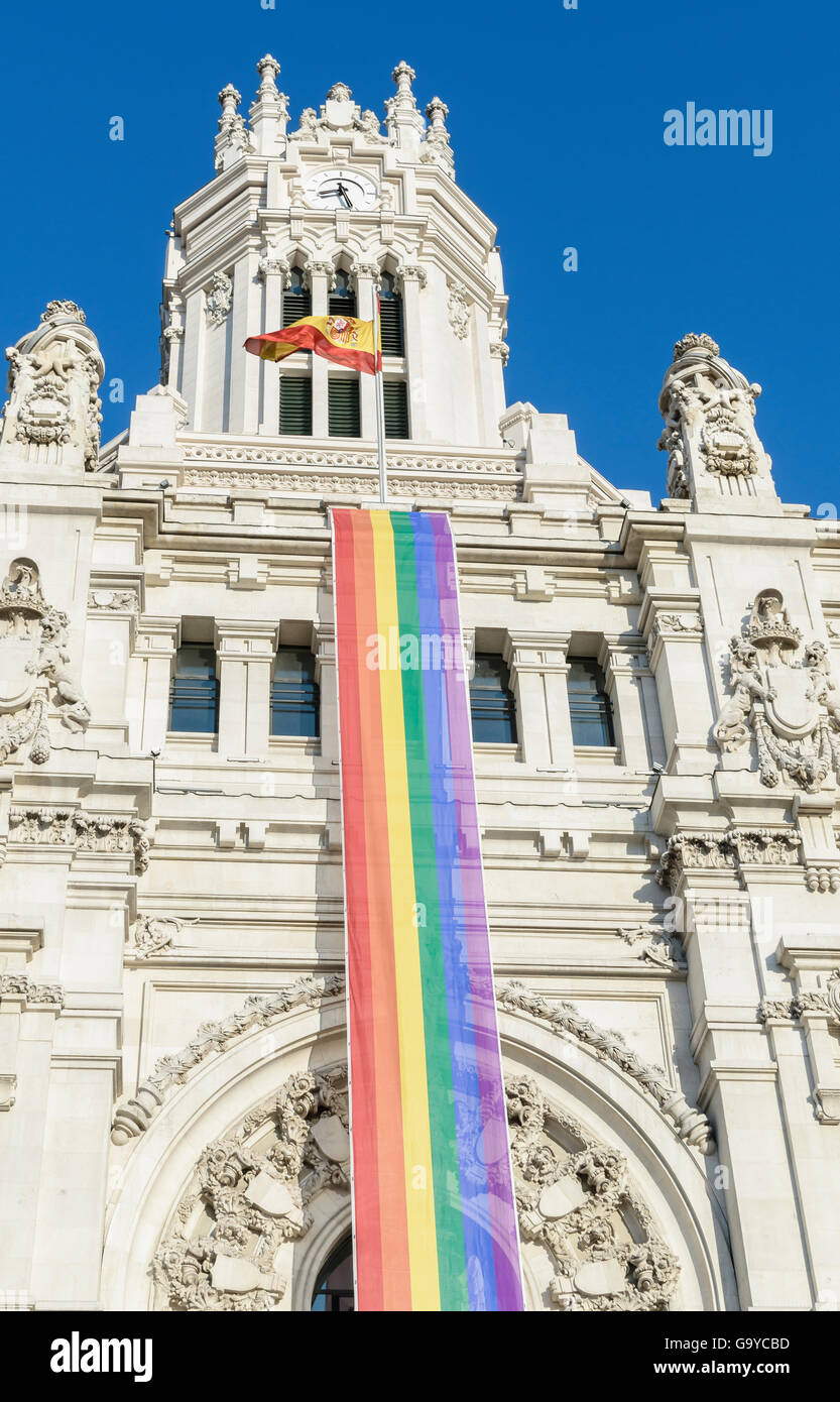 Madrid, Espagne. 1er juillet 2016. Drapeau arc-en-ciel dans la Cibeles Palace durant la semaine de la Gay Pride à Madrid, Espagne. Credit : Enrique Davó/Alamy Live News Banque D'Images