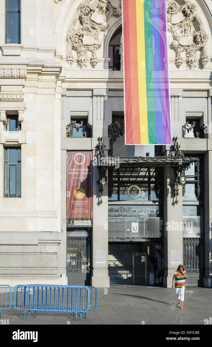 Madrid, Espagne. 1er juillet 2016. Drapeau arc-en-ciel dans la Cibeles Palace durant la semaine de la Gay Pride à Madrid, Espagne. Credit : Enrique Davó/Alamy Live News Banque D'Images