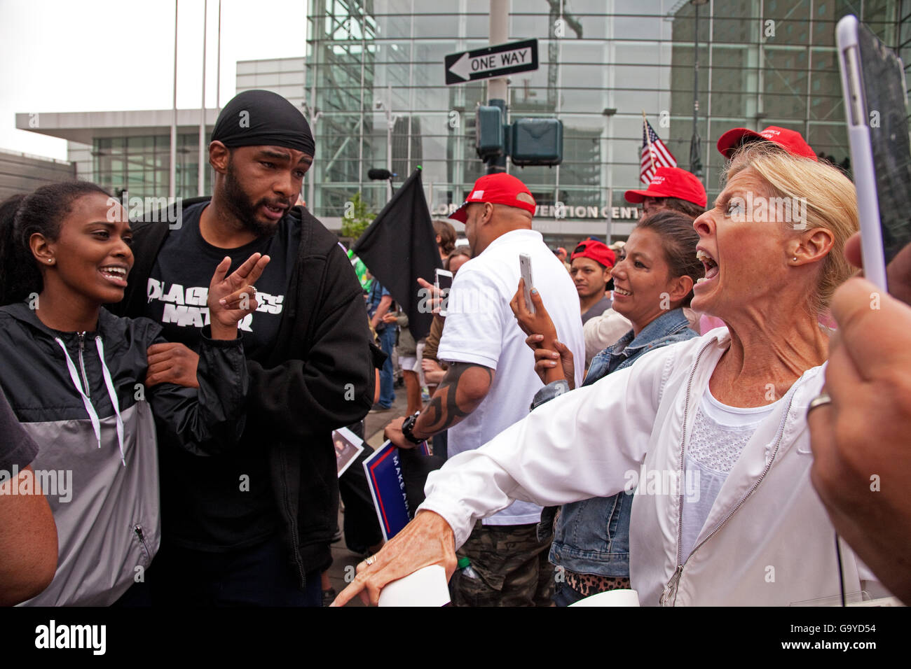 Denver, Colorado, États-Unis. 1er juillet 2016. Partisans et adversaires du candidat présidentiel républicain Donald Trump font valoir au cours de l'apparence d'Atout à l'ouest du sommet du parti conservateur tenu au Colorado Convention Center. Crédit : Stuart Sipkin/Alamy Live News. Banque D'Images