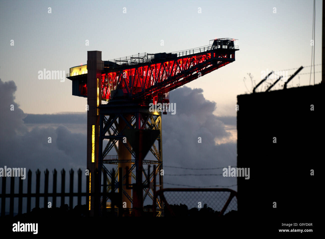 Clydebank, Glasgow, Scotland, UK Le 1er juillet 2016. La grue Titan de Clydebank le dernier vestige de John Brown's Shipyard, qui construit les deux navires le Dreadnought et le Queen Elizabeth et Mary expédier des chemises, a été allumé en rouge coquelicot au crépuscule pour commémorer la fin de la première journée de la bataille de la Somme. Credit : Gérard Ferry/Alamy Live News Banque D'Images