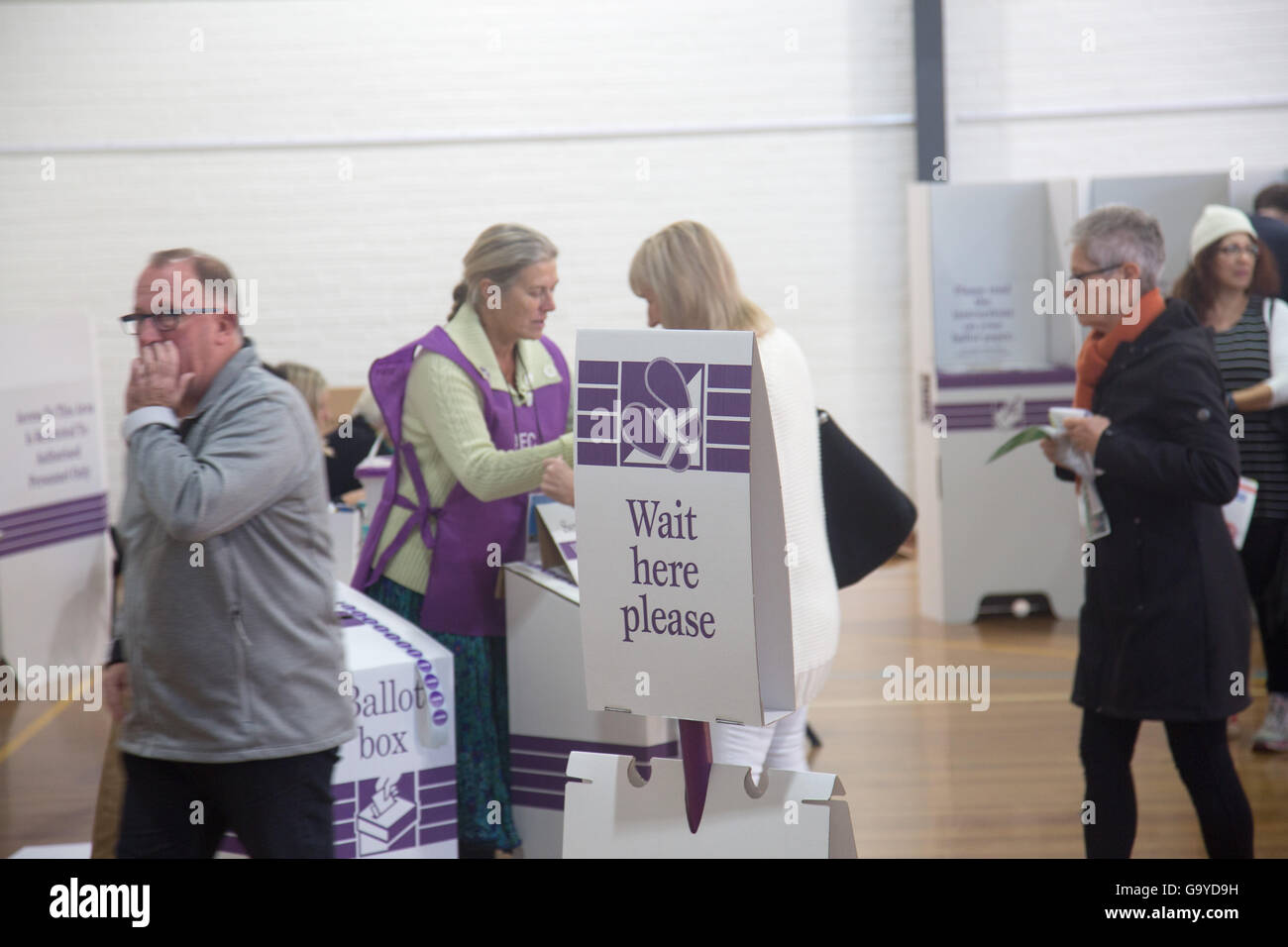 Sydney, Australie. 02 juillet 2016. Élections fédérales australiennes, les Australiens votent dans un bureau de vote à Avalon Beach à Sydney pour voter dans l'électorat de Mackellar. Crédit : Model10/Alamy Live News Banque D'Images