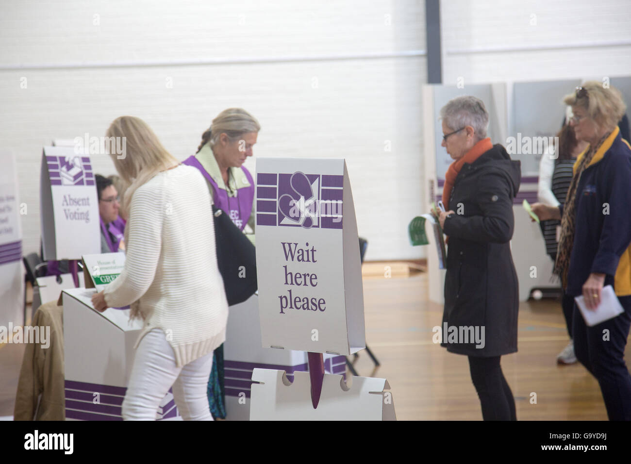 Sydney, Australie. 02nd juillet 2016. Aux élections fédérales australiennes, les femmes du centre de vote votaient les Australiens qui votaient à Avalon Beach à Sydney pour voter auprès de l'électorat de Mackellar. Crédit : model10/Alamy Live News Banque D'Images