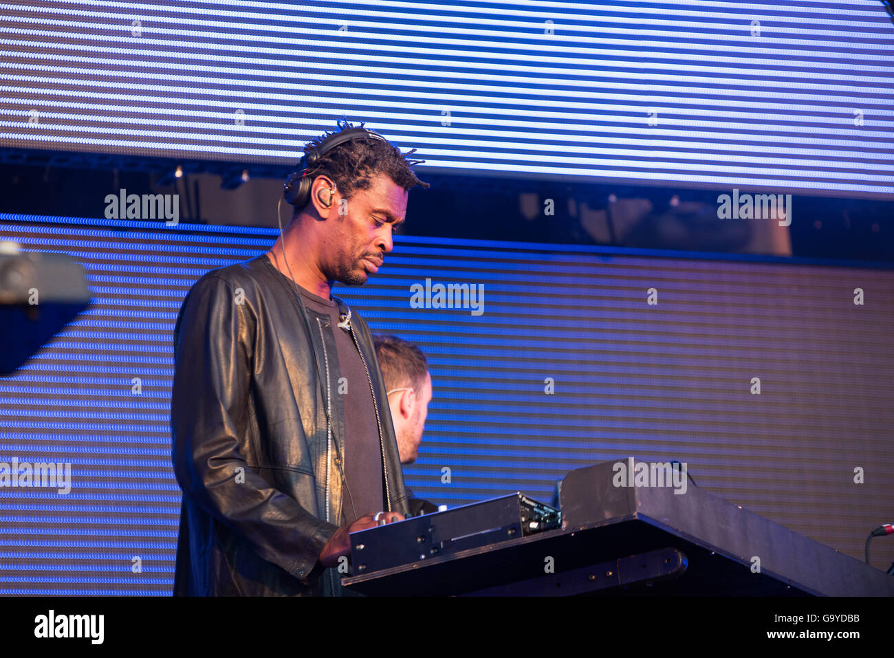 Londres, Royaume-Uni. 1er juillet 2016. Londres, Royaume-Uni. 1er juillet 2016. Daddy G (aéroport international Grantley Marshall) de Massive Attack joue sur la scène à l'heure d'été britannique Barclaycard présente Festival à Hyde Park le 1 juillet 2016 à Londres, en Angleterre. Crédit : Michael Jamison/Alamy Live News Banque D'Images