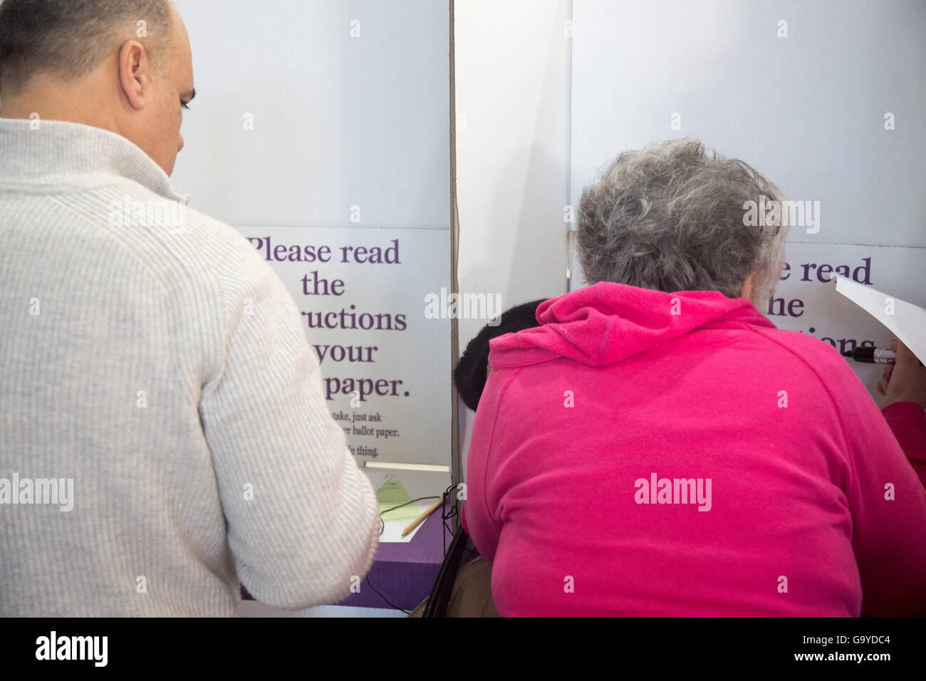 Sydney, Australie. 02nd juillet 2016. Aux élections fédérales australiennes, les Australiens votent à Avalon Beach à Sydney pour voter dans l'électorat de Mackellar. Crédit : model10/Alamy Live News Banque D'Images