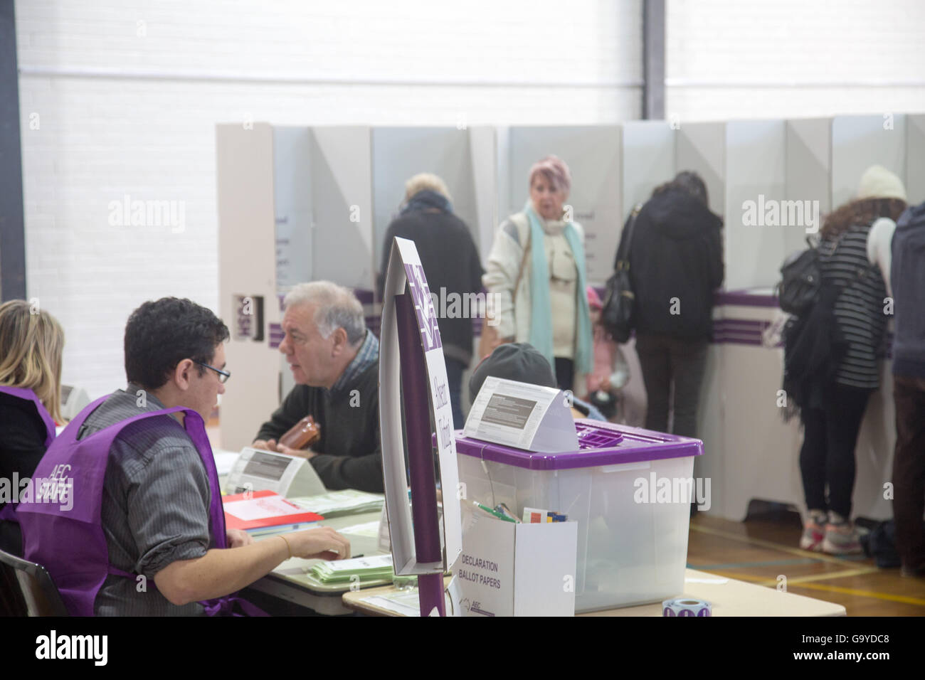 Sydney, Australie. 02 juillet 2016. Élections fédérales australiennes, les Australiens votent à Avalon Beach à Sydney pour voter dans l'électorat fédéral australien de Mackellar. Le personnel de la commission électorale supervise le processus de vote crédit : model10/Alamy Live News Banque D'Images