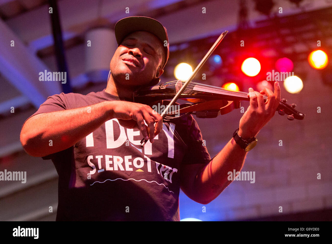 Milwaukee, Wisconsin, États-Unis. 30 Juin, 2016. KEVIN SYLVESTER de violon noir effectue live au Festival Park pendant Henry Maier Summerfest à Milwaukee, Wisconsin © Daniel DeSlover/ZUMA/Alamy Fil Live News Banque D'Images