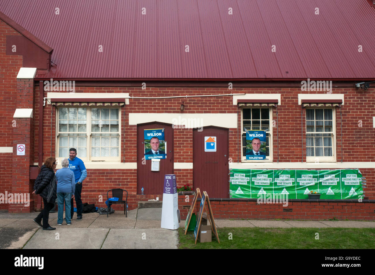 Melbourne, Australie. 07 juillet, 2016. Travailleurs du parti libéral confèrent à l'extérieur d'un bureau de scrutin de l'élection. L'élection a été déclenchée par une double dissolution des deux chambres du Parlement fédéral. Crédit : Philip Game/Alamy Live News Banque D'Images