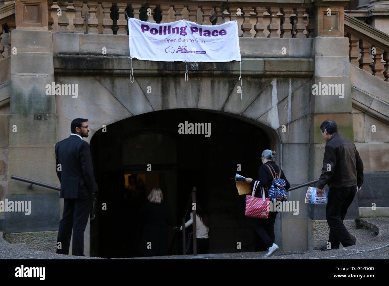 Sydney, Australie. 2 juillet 2016. Les gens assistent à un scrutin dans Sydney Town Hall au cours de l'élection fédérale de l'Australie, le 2 juillet. Des militants de partis d'attendre à l'extérieur de distribuer des dépliants/brochures et affiches promouvoir les différentes parties de la ligne à pied au bureau de vote. Crédit : Richard Milnes/Alamy Live News Banque D'Images