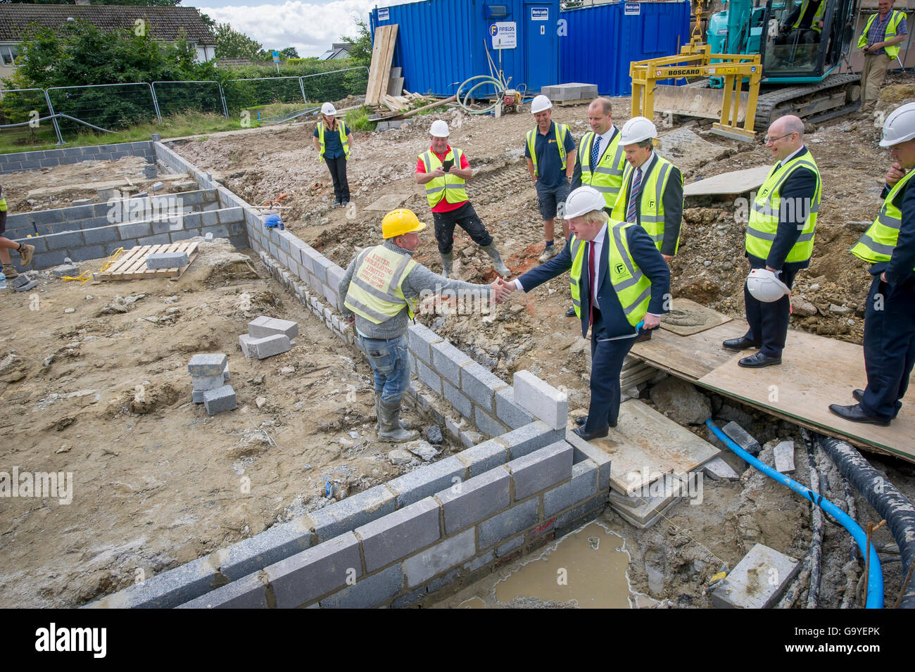 Le Premier ministre britannique Boris Johnson lors d’une visite à l’école de Chumleigh à Devon alors qu’il était secrétaire d’État. Banque D'Images