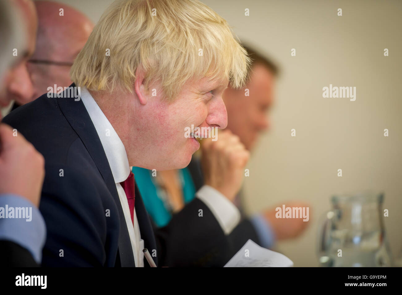 Le Premier ministre britannique Boris Johnson lors d’une visite à l’école de Chumleigh à Devon alors qu’il était secrétaire d’État. Banque D'Images