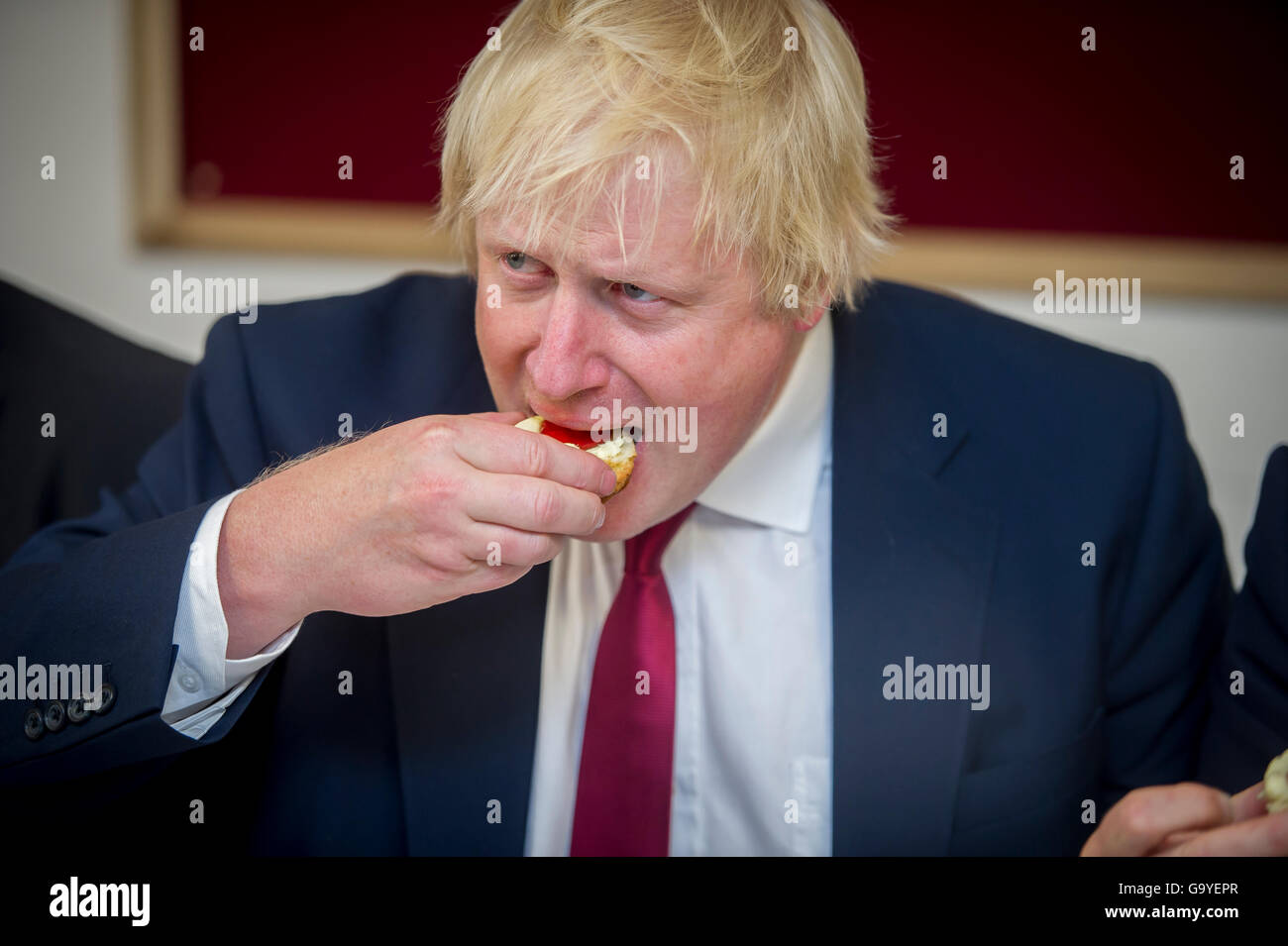 Le Premier ministre Boris Johnson lors d'une visite à l'école de Chumleigh à Devon lorsqu'il était secrétaire d'État. Banque D'Images