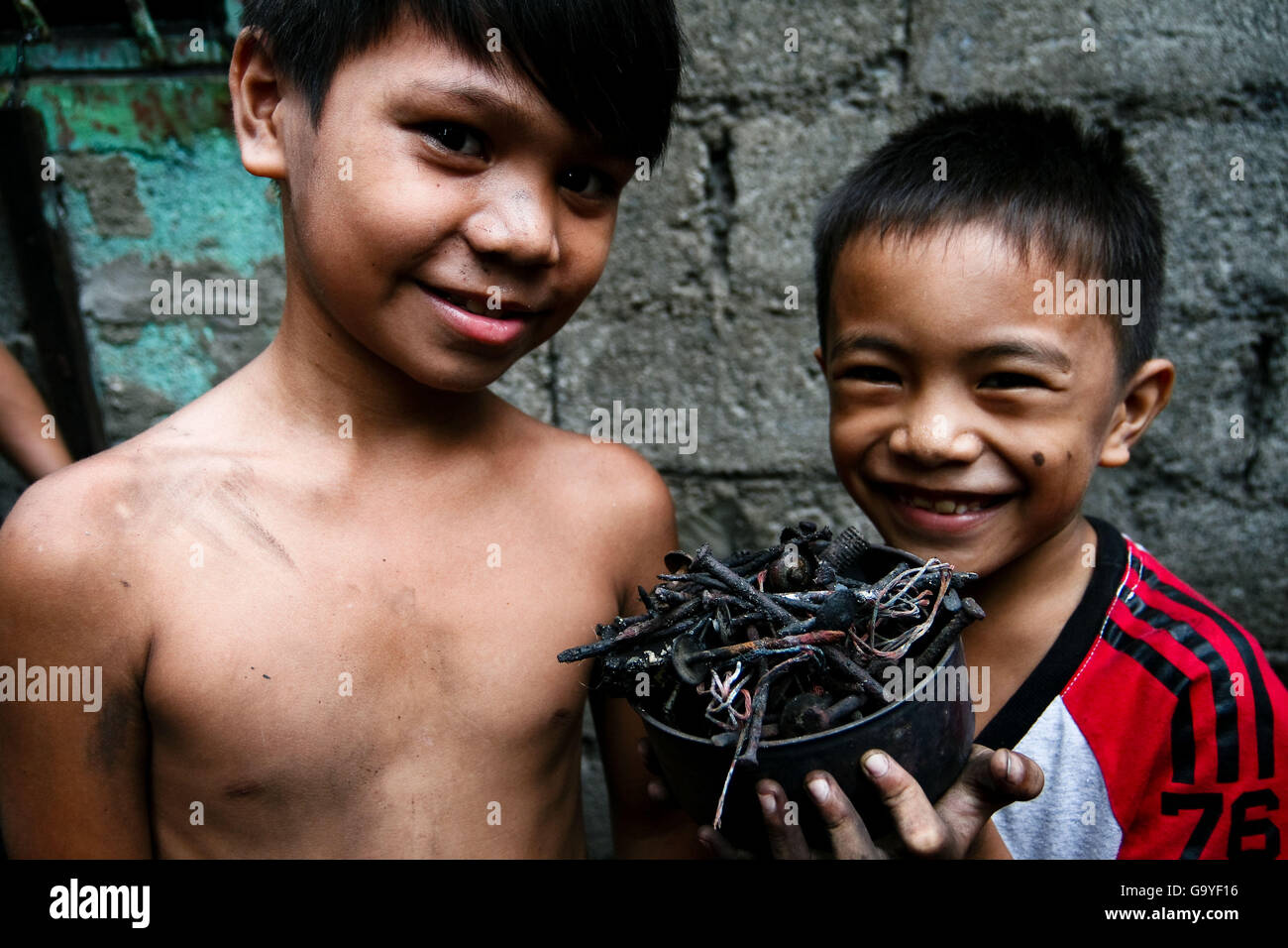 Aux Philippines. 2 juillet, 2016. Les jeunes enfants montrent des clous et autres métaux avant de les vendre à une boutique dans la ville de Quezon. Des centaines de maisons ont été englouti par un incendie dans la nuit du 1er juillet près de la route Bir à Quezon City. Selon les responsables du village, le feu a commencé lorsqu'une connexion électrique court-circuité et incendié les maisons qui sont faites de matériaux légers. Crédit : J Gerard Seguia/ZUMA/Alamy Fil Live News Banque D'Images