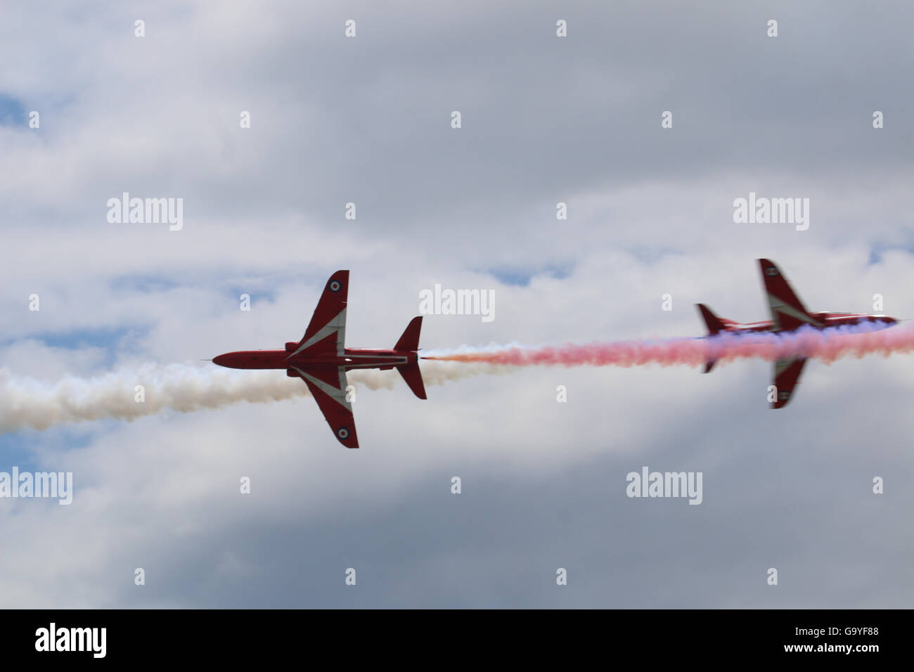 Yeovilton, Somerset, Royaume-Uni. 2 juillet, 2016. Des flèches rouges paire Syncro passer près et rapide du crédit : David Billinge/Alamy Live News Banque D'Images