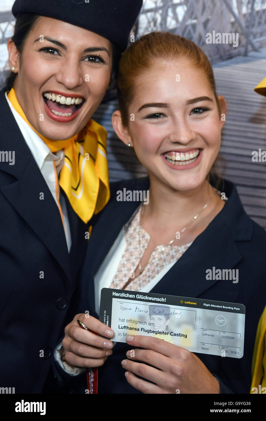 Mainz, Allemagne. 07 juillet, 2016. Joana Wollweber (r, 18) tient avec beaucoup de joie à côté d'un préposé de vol sa participation coulée sous la forme d'un billet d'avion dans sa main à Mainz, Allemagne, 02 juillet 2016. Le groupe Lufthansa est à la recherche de nouveaux agents de bord 2800 cette année. En plus de l'application via un portail en ligne, les hommes et les femmes peuvent également se présenter à 'castings' dans plusieurs villes allemandes. Photo : Andreas ARNOLD/dpa/Alamy Live News Banque D'Images