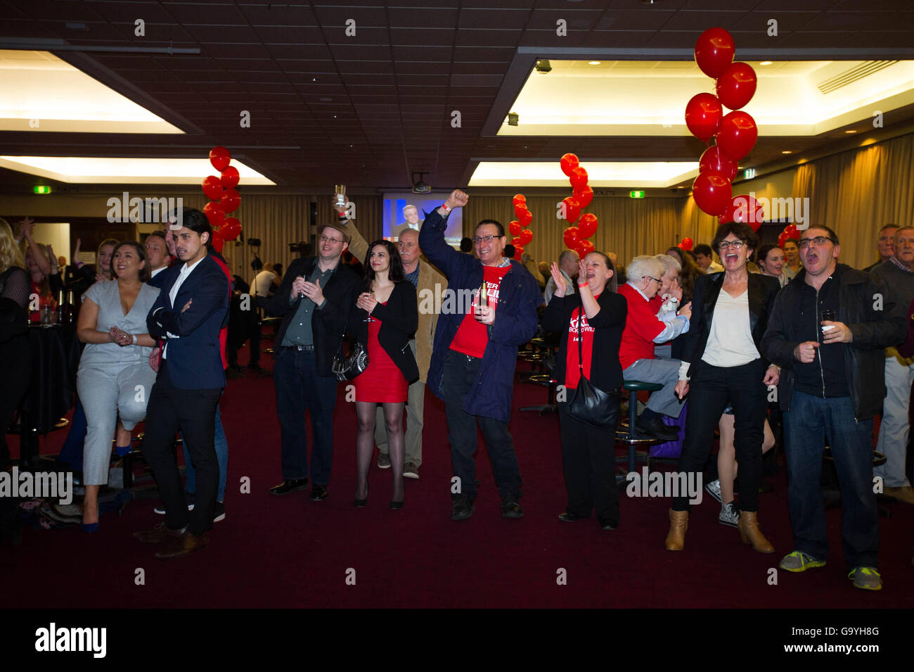 Melbourne, Australie. 2 juillet, 2016. Les partisans du parti travailliste australien assister à l'événement de la nuit de l'élection du Parti travailliste à la vallée Moonee Racing Club sur le jour de l'élection de 2016 à Melbourne, Australie, le 2 juillet 2016. Credit : Bai Xue/Xinhua/Alamy Live News Banque D'Images