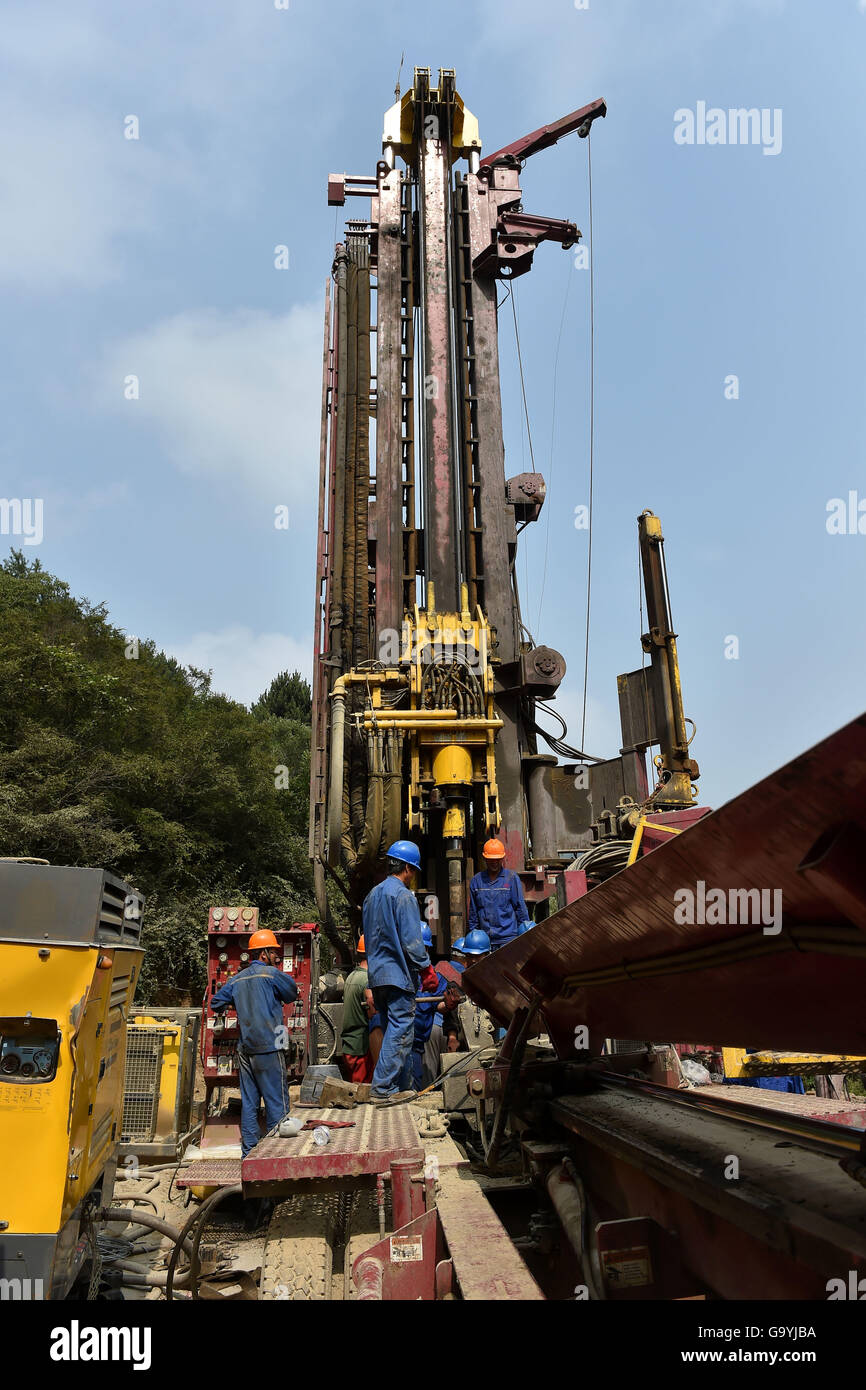 Qinshui, Chine. 4 juillet, 2016. Les sauveteurs utiliser la machine pour creuser un passage à une mine de charbon inondée dans Qinshui Comté de Jincheng, au nord la province de Shanxi, le 4 juillet 2016. Les sauveteurs ont creusé un passage pour atteindre huit mineurs piégés sous terre dans le Shanxi après une mine de charbon inondée dans la nuit de samedi. Les 117 mètres de profondeur, tunnel terminée à 1 h 30 le lundi, le transport d'aliments pour les mineurs, qui ont été rejoint par téléphone, selon le siège de sauvetage. L'inondation s'est produite à 10 h 53 Photo : Xinhua/Alamy Live News Banque D'Images