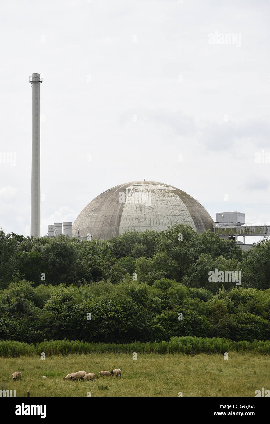 Esensham, Allemagne. 4 juillet, 2016. La centrale nucléaire de Unterweser entouré d'arbres, près de l'Esensham, Allemagne, 4 juillet 2016. Aeon est exigeant des dommages-intérêts en raison de la fermeture temporaire de l'Isar et Unterweser 1 centrales nucléaires commandées par les états de Bavière et de Basse-Saxe en mars 2011. Le verdict devrait être annoncé au tribunal régional de Hanovre le 4 juillet 2016. PHOTO : CARMEN JASPERSEN/DPA/Alamy Live News Banque D'Images