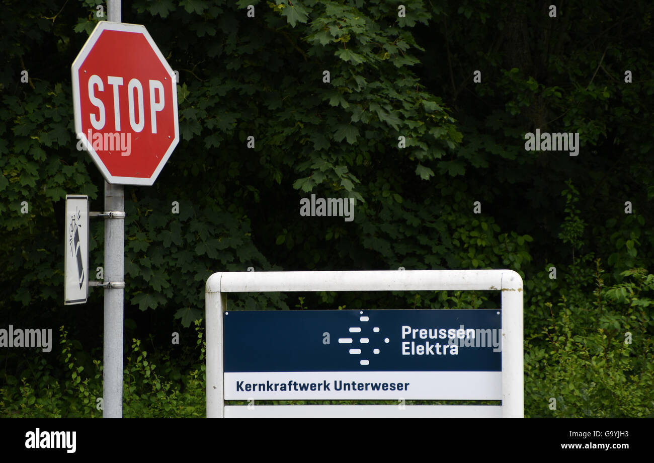 Esensham, Allemagne. 4 juillet, 2016. Un panneau indique 'Kernkraftwerk Unterweser' (Unterweser nuclear power plant) à côté d'un panneau d'arrêt, à l'entrée du site près de Esensham, Allemagne, 4 juillet 2016. Aeon est exigeant des dommages-intérêts en raison de la fermeture temporaire de l'Isar et Unterweser 1 centrales nucléaires commandées par les états de Bavière et de Basse-Saxe en mars 2011. Le verdict devrait être annoncé au tribunal régional de Hanovre le 4 juillet 2016. PHOTO : CARMEN JASPERSEN/DPA/Alamy Live News Banque D'Images