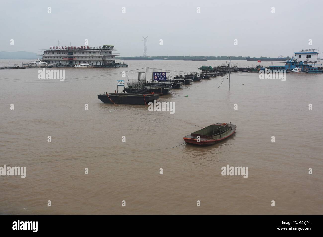 Hukou, province de Jiangxi en Chine. 4 juillet, 2016. L'ancre des bateaux dans la zone de montagne Shizhong du Lac Poyang dans le comté de Hukou de Jiujiang, province de Jiangxi, Chine orientale, le 4 juillet 2016. Au niveau de l'eau station hydrologique Xingzi Hukou et station du lac Poyang atteint 19,89 mètres et 19,86 mètres respectivement lundi après-midi, 0,89 mètres et 0,36 mètres de plus que la ligne d'avertissement, respectivement. Ville a lancé un niveau IV de l'intervention d'urgence. © Zhang Jun/Xinhua/Alamy Live News Banque D'Images