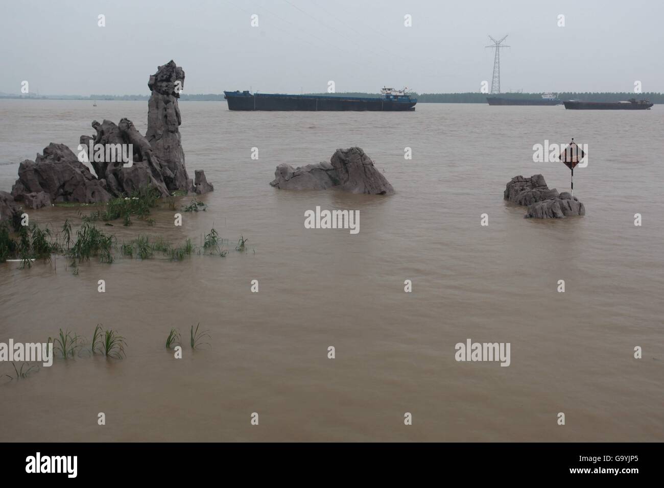 Hukou. 4 juillet, 2016. Photo prise le 4 juillet 2016 montre une scène du Lac Poyang dans le comté de Hukou de Jiujiang, province de Jiangxi, Chine orientale. Au niveau de l'eau station hydrologique Xingzi Hukou et station du lac Poyang atteint 19,89 mètres et 19,86 mètres respectivement lundi après-midi, 0,89 mètres et 0,36 mètres de plus que la ligne d'avertissement, respectivement. Ville a lancé un niveau IV de l'intervention d'urgence. © Zhang Jun/Xinhua/Alamy Live News Banque D'Images