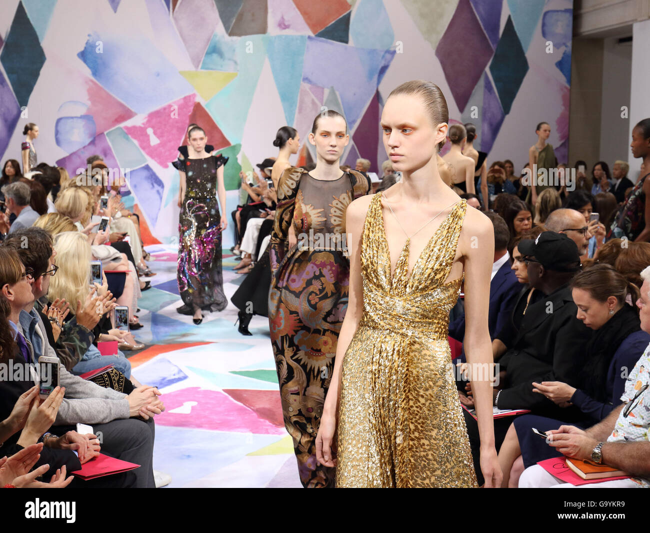 Paris, France. 4 juillet, 2016. Un modèle porte une création par Frech designer Bertrand Guyon dans le cadre de Schiaparelli automne/hiver 2016/2017 collection présentée lors de la fashion week Haute Couture de Paris, à Paris, France, le 4 juillet 2016. Défilés Haute Couture Paris poursuivre jusqu'en Juillet 06, 2016. Photo : Hendrik Ballhausen/dpa/Alamy Live News Banque D'Images