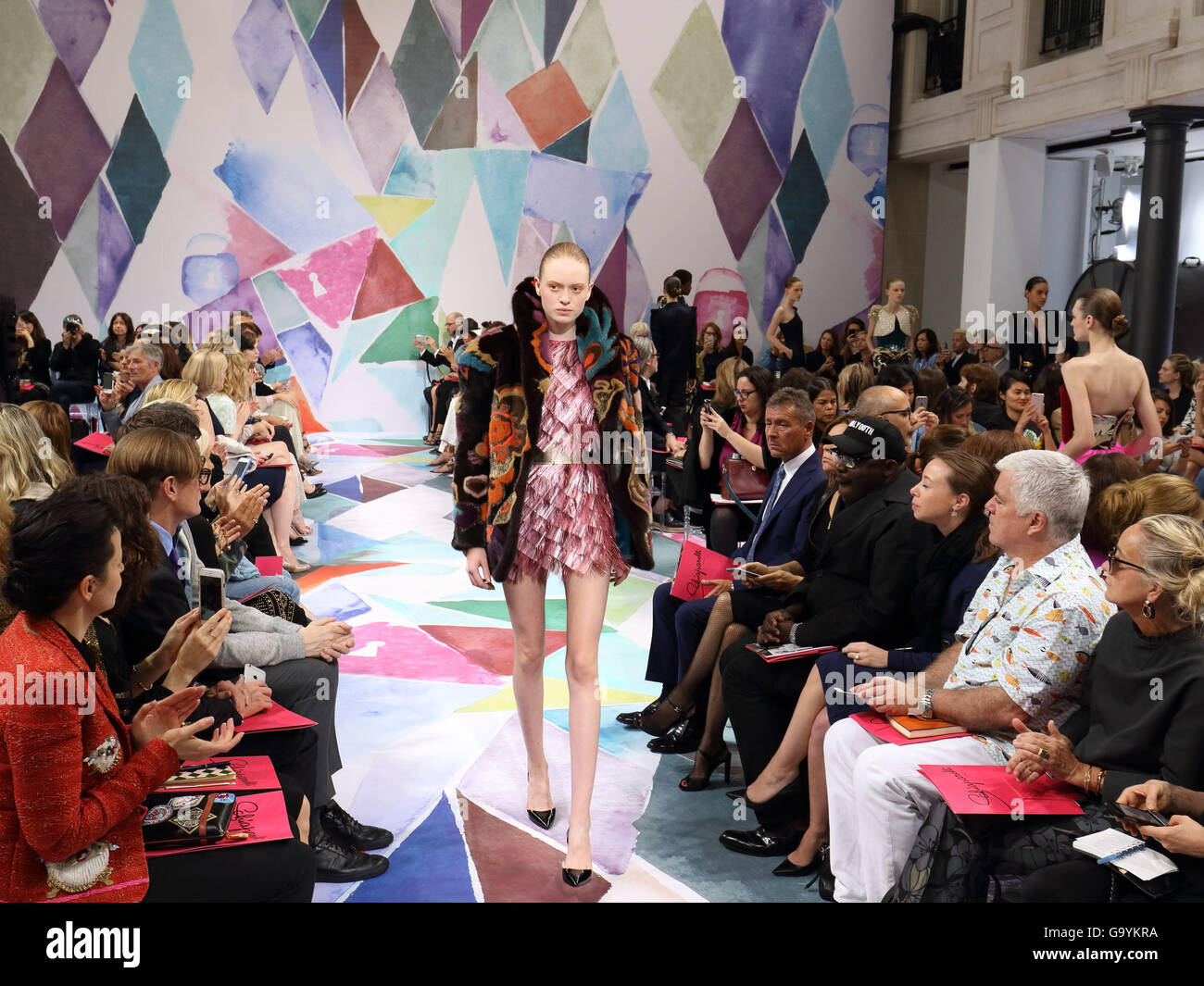 Paris, France. 4 juillet, 2016. Un modèle porte une création par Frech designer Bertrand Guyon dans le cadre de Schiaparelli automne/hiver 2016/2017 collection présentée lors de la fashion week Haute Couture de Paris, à Paris, France, le 4 juillet 2016. Défilés Haute Couture Paris poursuivre jusqu'en Juillet 06, 2016. Photo : Hendrik Ballhausen/dpa/Alamy Live News Banque D'Images