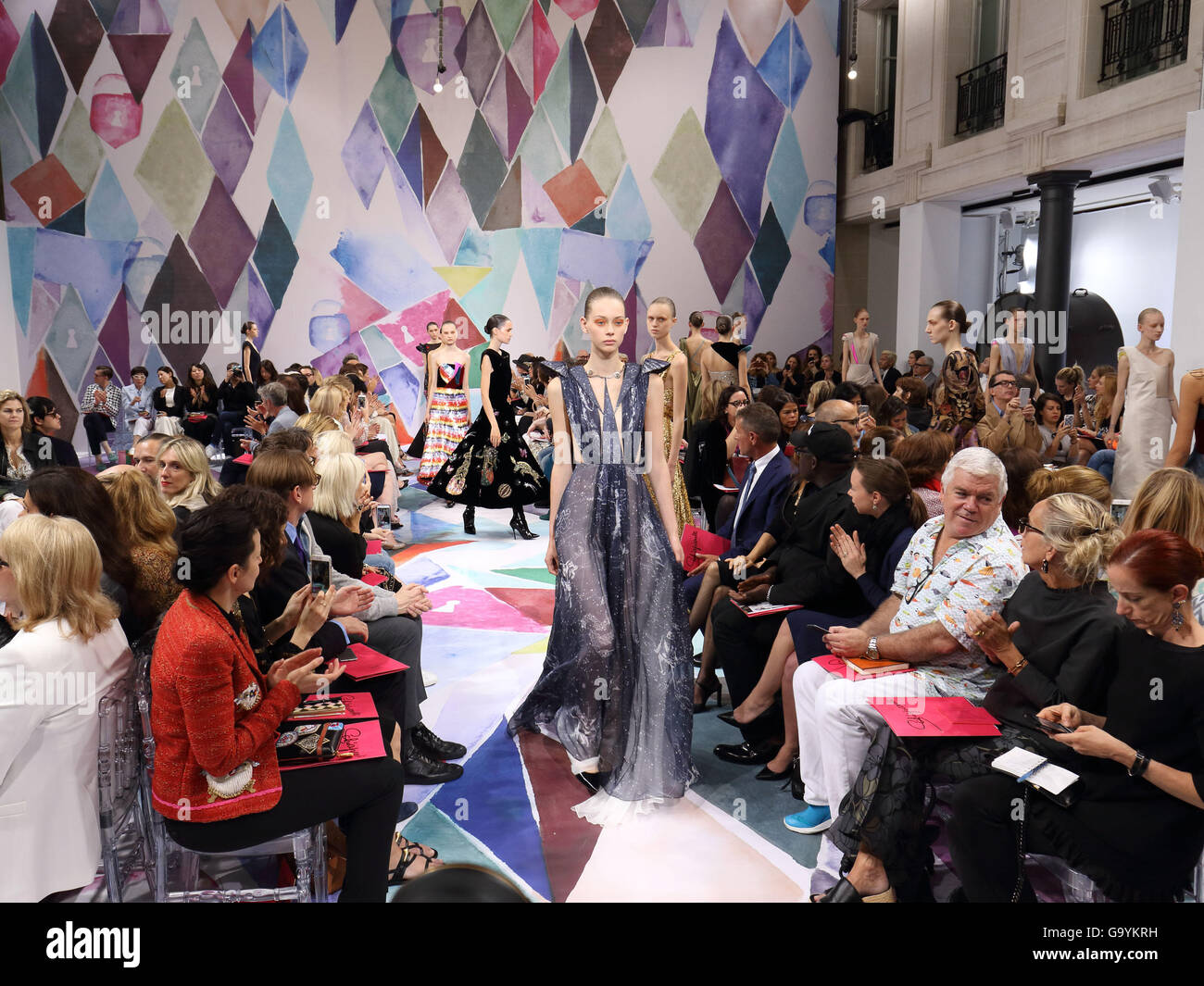 Paris, France. 4 juillet, 2016. Un modèle porte une création par Frech designer Bertrand Guyon dans le cadre de Schiaparelli automne/hiver 2016/2017 collection présentée lors de la fashion week Haute Couture de Paris, à Paris, France, le 4 juillet 2016. Défilés Haute Couture Paris poursuivre jusqu'en Juillet 06, 2016. Photo : Hendrik Ballhausen/dpa/Alamy Live News Banque D'Images